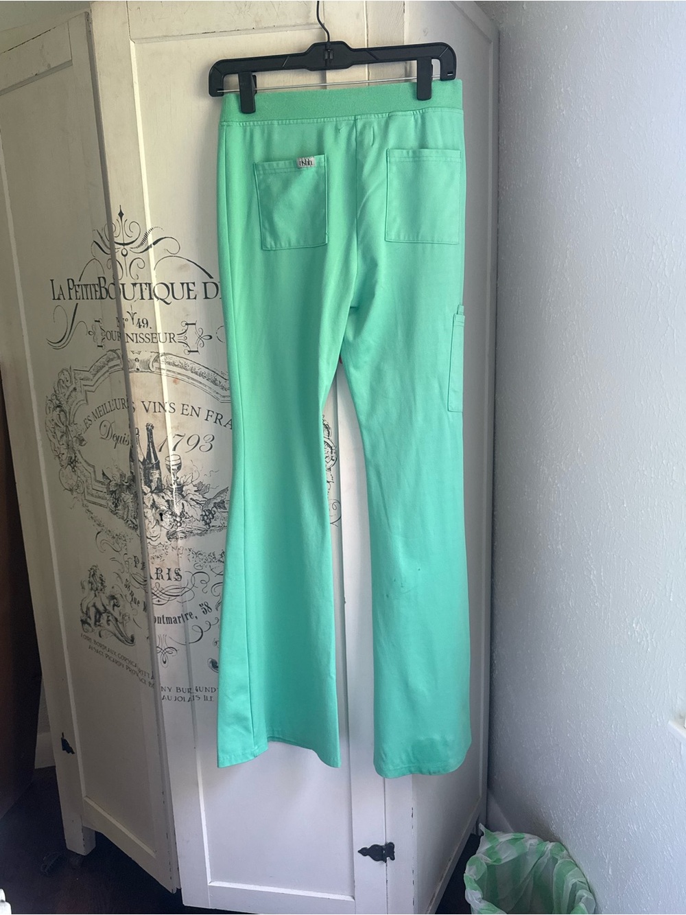 NWT/NWOT “Sold Out” Ashh Cargo Flare Scrub Set - Picture 14 of 16